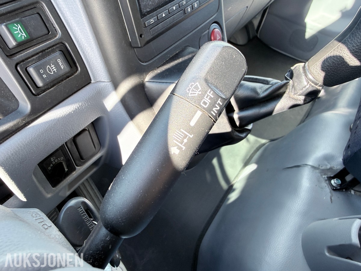 2010 Mitsubishi Fuso skapbil med løftelem og sidedør