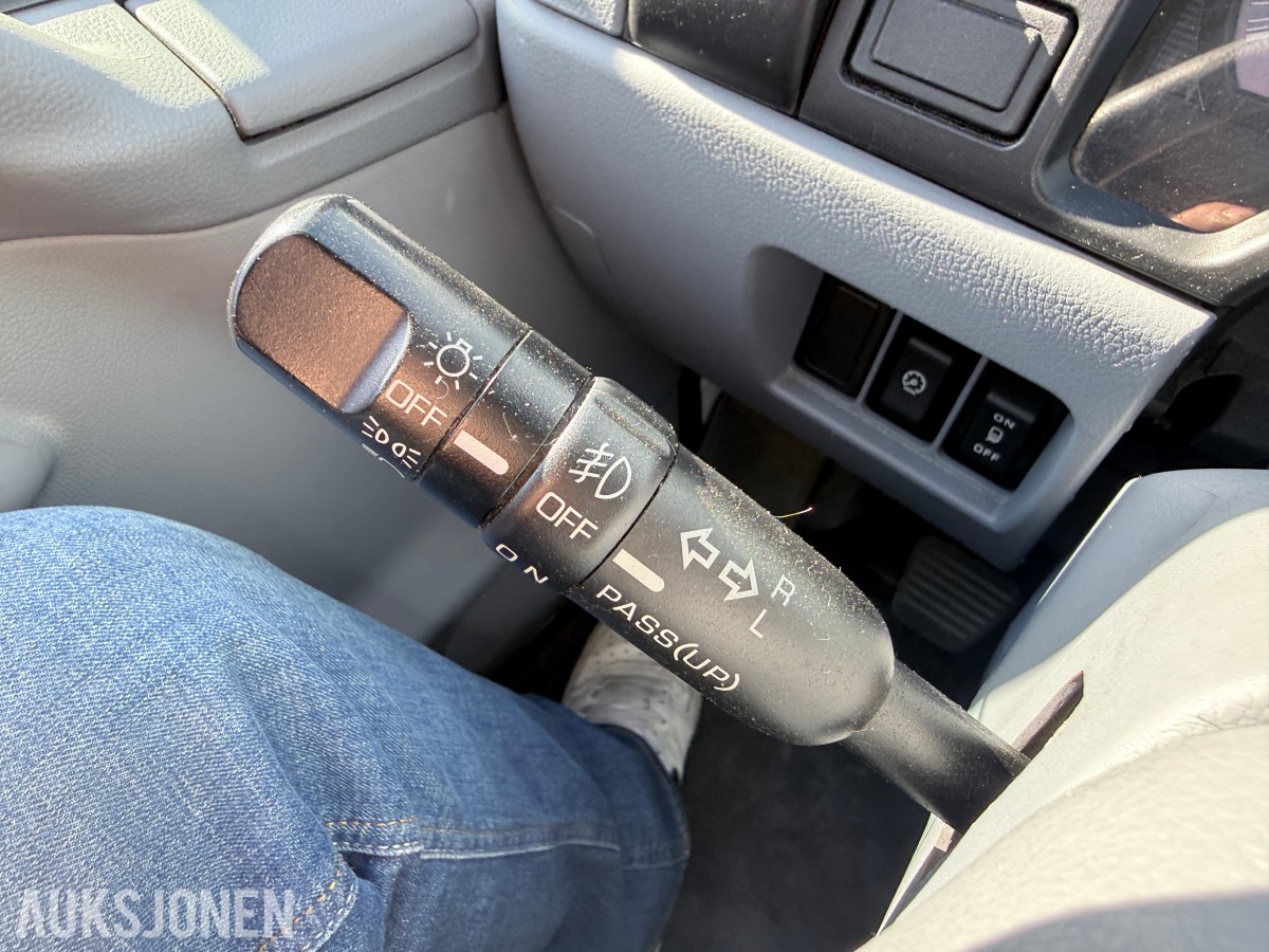 2010 Mitsubishi Fuso skapbil med løftelem og sidedør