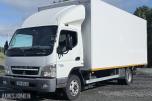 2010 Mitsubishi Fuso skapbil med løftelem og sidedør