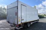 2010 Mitsubishi Fuso skapbil med løftelem og sidedør