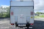 2010 Mitsubishi Fuso skapbil med løftelem og sidedør
