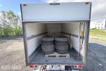 2010 Mitsubishi Fuso skapbil med løftelem og sidedør