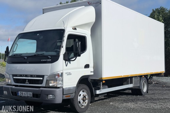 2010 Mitsubishi Fuso skapbil med løftelem og sidedør
