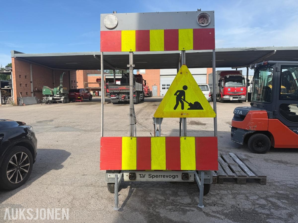 T&V  skiltvogn.