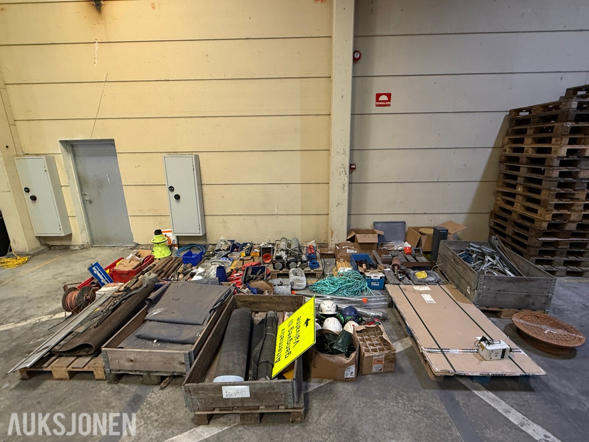Parti med industriutstyr, festemateriell, CAT-deler og diverse komponenter