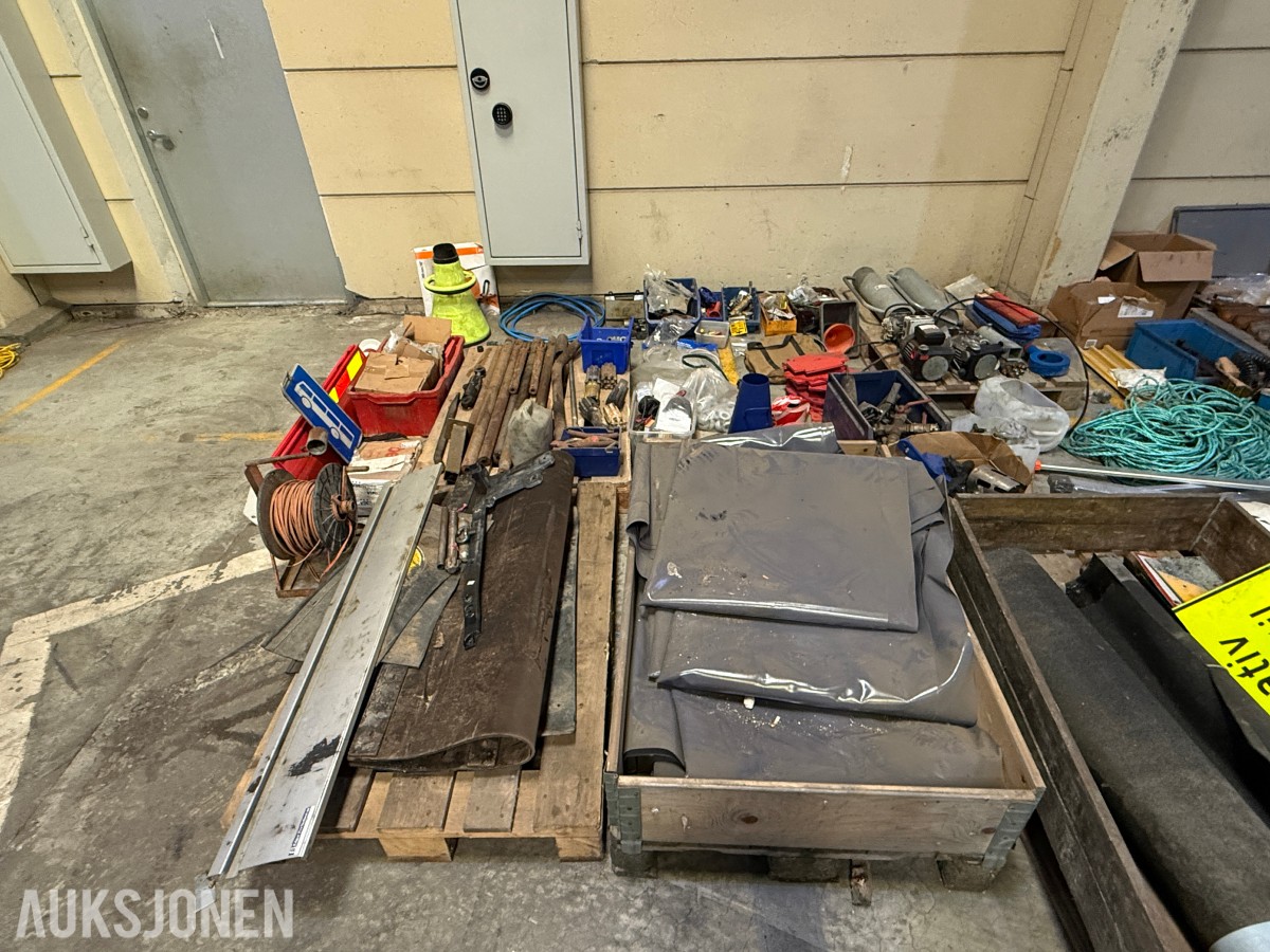 Parti med industriutstyr, festemateriell, CAT-deler og diverse komponenter
