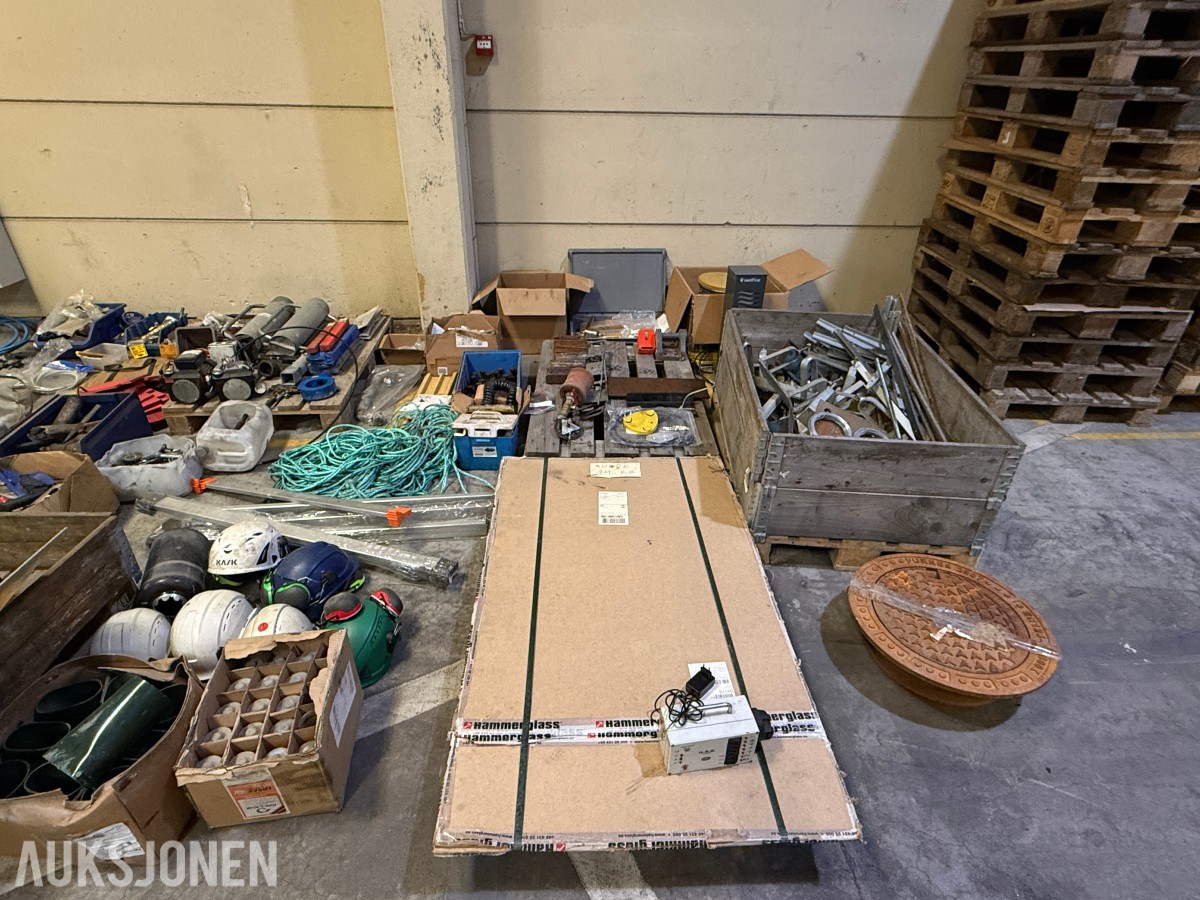 Parti med industriutstyr, festemateriell, CAT-deler og diverse komponenter
