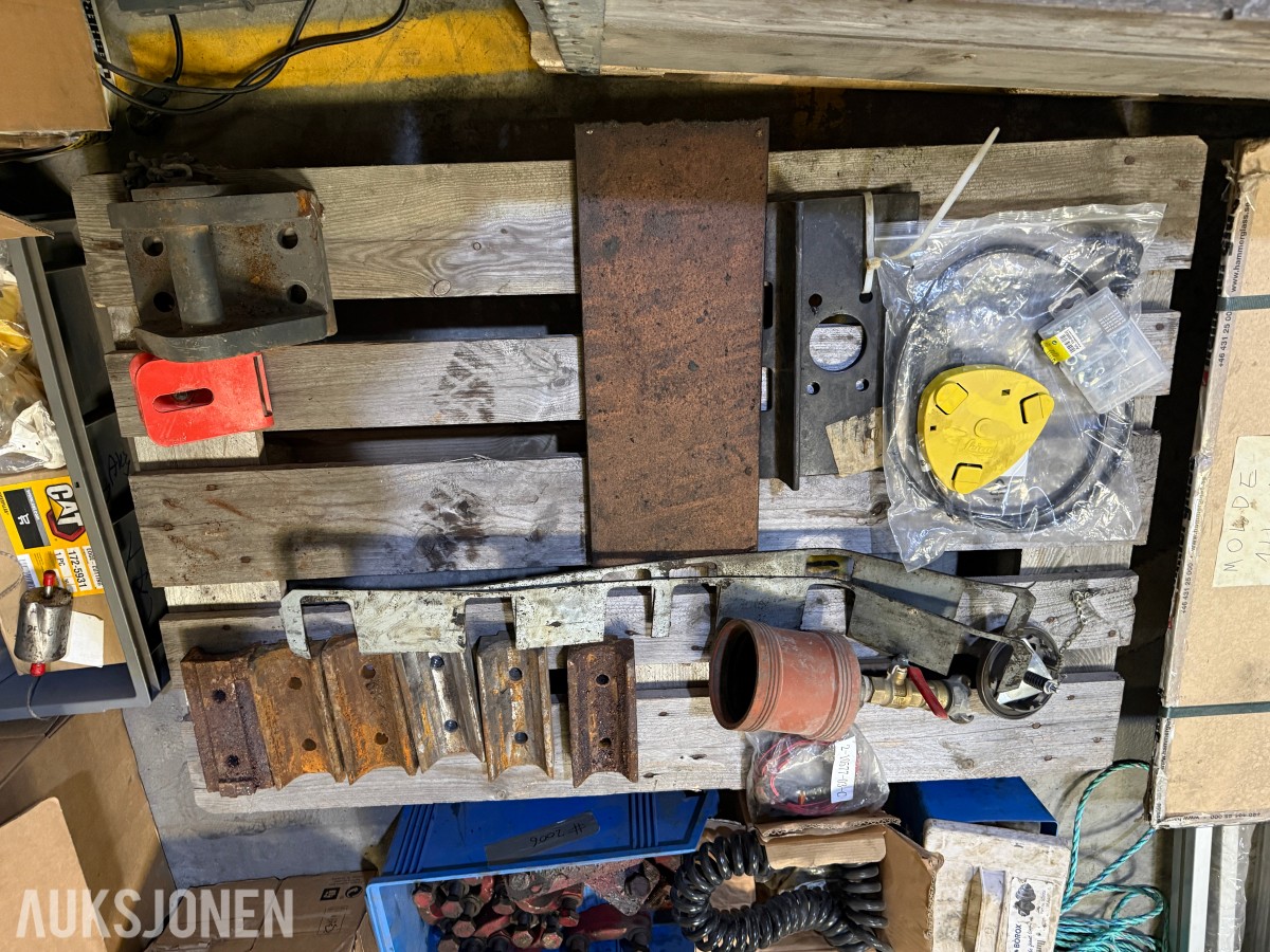 Parti med industriutstyr, festemateriell, CAT-deler og diverse komponenter
