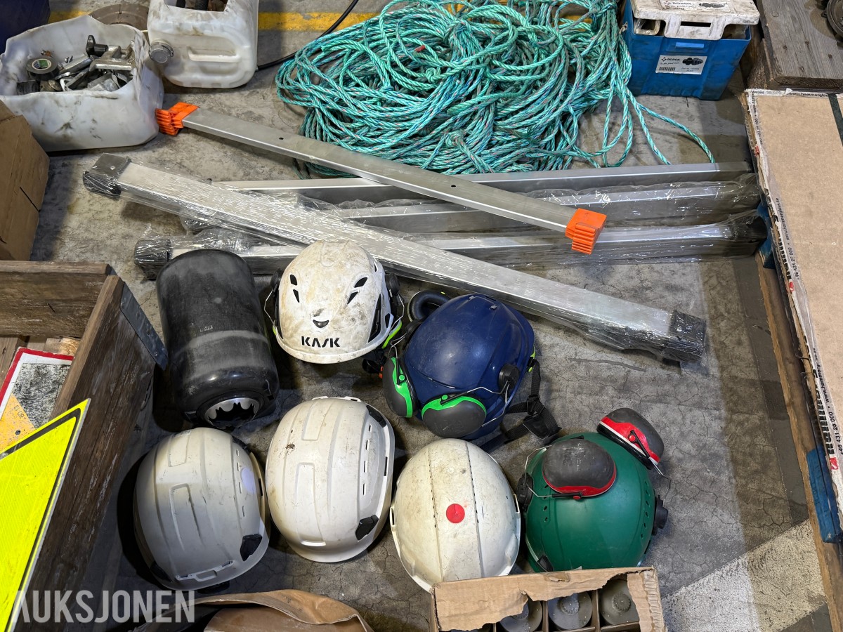 Parti med industriutstyr, festemateriell, CAT-deler og diverse komponenter