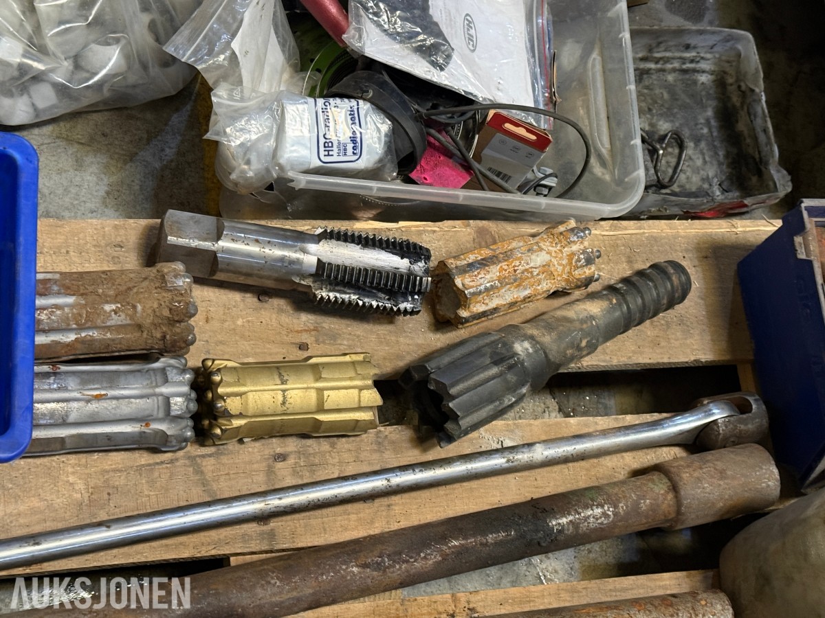 Parti med industriutstyr, festemateriell, CAT-deler og diverse komponenter