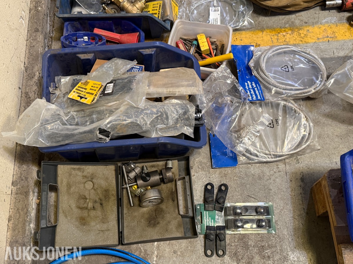 Parti med industriutstyr, festemateriell, CAT-deler og diverse komponenter