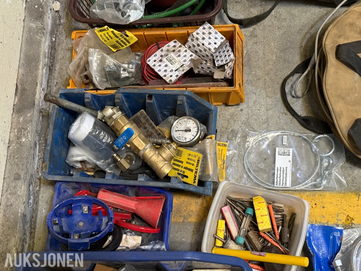 Parti med industriutstyr, festemateriell, CAT-deler og diverse komponenter