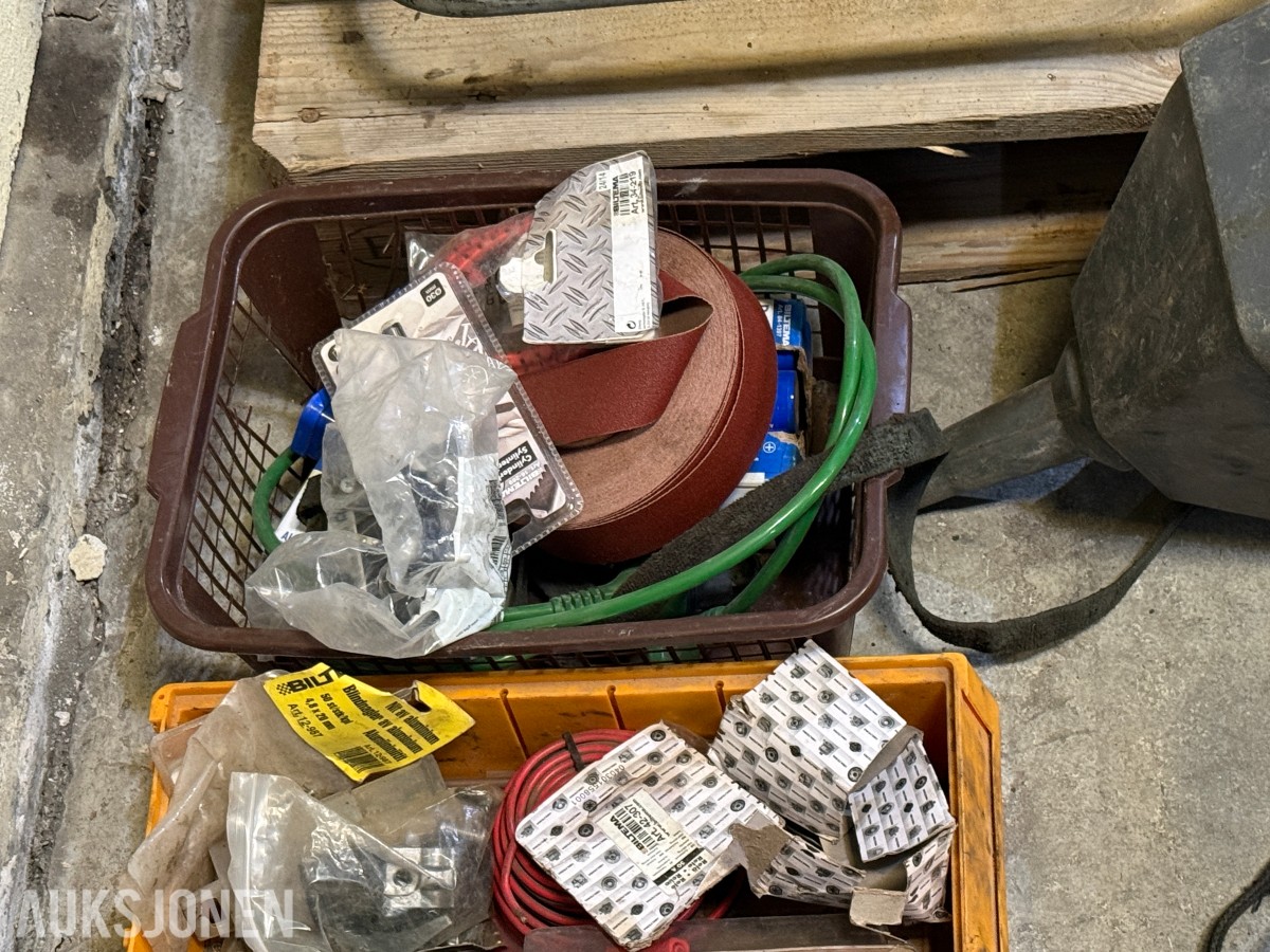 Parti med industriutstyr, festemateriell, CAT-deler og diverse komponenter