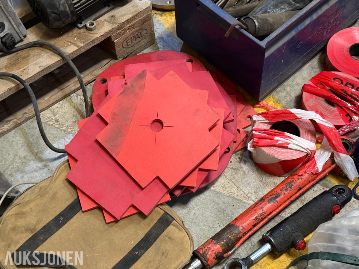 Parti med industriutstyr, festemateriell, CAT-deler og diverse komponenter