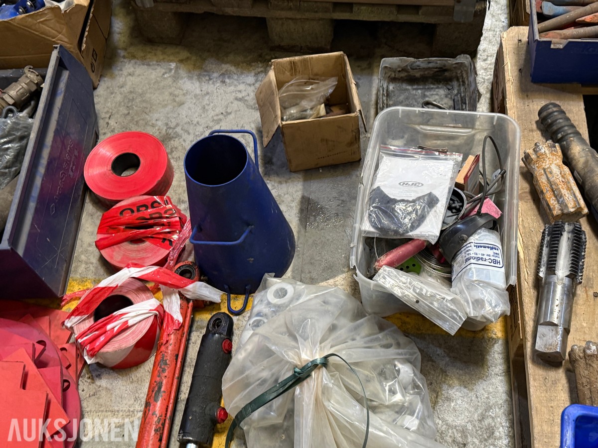 Parti med industriutstyr, festemateriell, CAT-deler og diverse komponenter