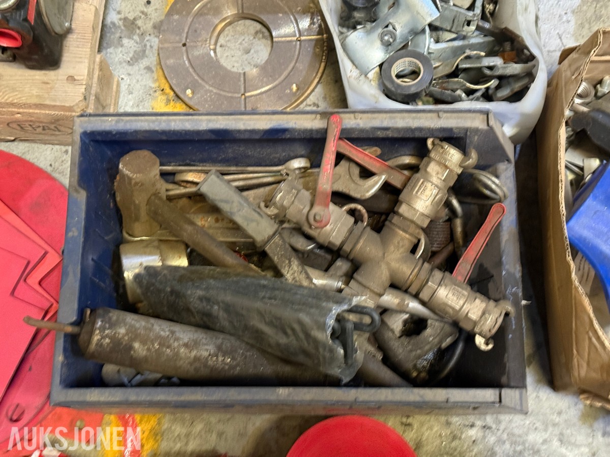 Parti med industriutstyr, festemateriell, CAT-deler og diverse komponenter