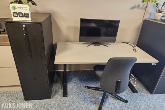 Kontorinnredning med Linak hev/senk skrivebord, Eletra 32 tommer skjerm, Arkivskap og Stol