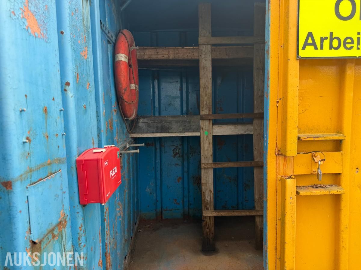 8 fots lagercontainer - låsbar dør og innvendig hylleløsning