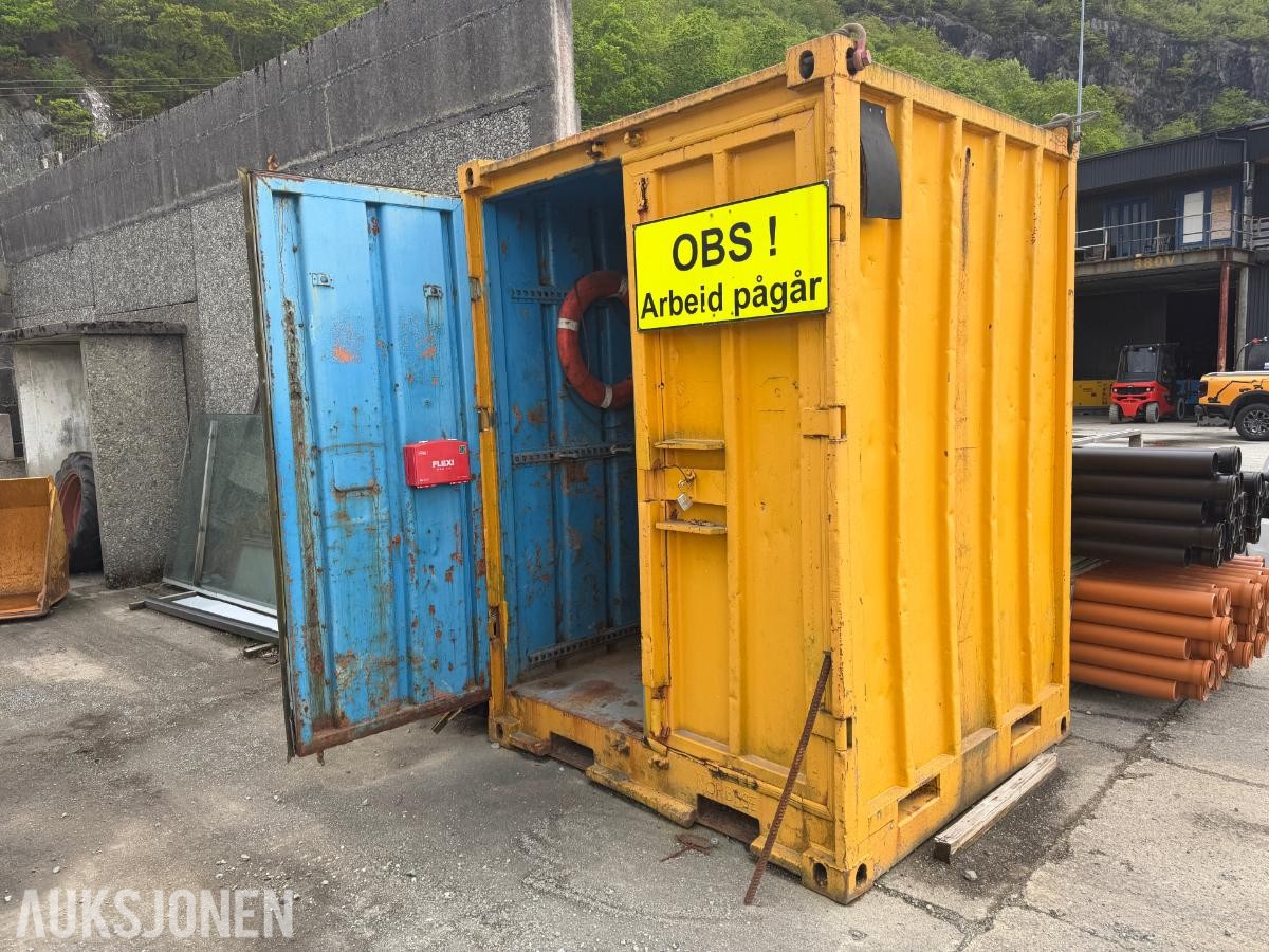 8 fots lagercontainer - låsbar dør og innvendig hylleløsning