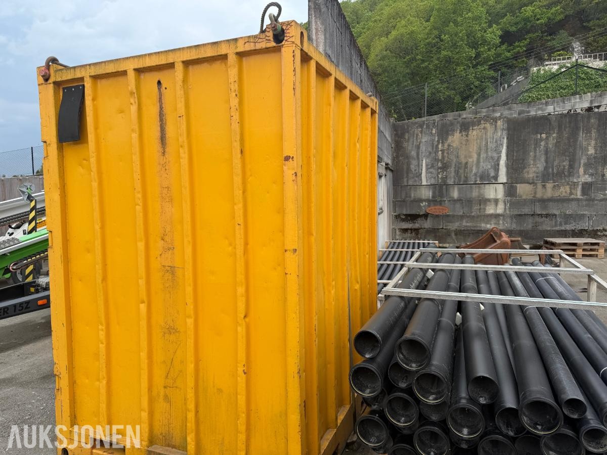 8 fots lagercontainer - låsbar dør og innvendig hylleløsning