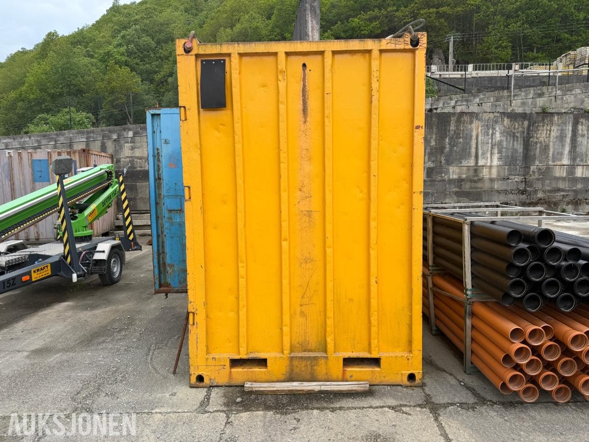 8 fots lagercontainer - låsbar dør og innvendig hylleløsning