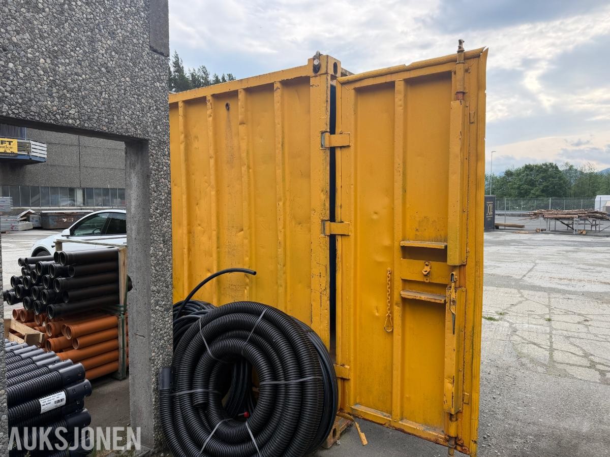 8 fots lagercontainer - låsbar dør og innvendig hylleløsning
