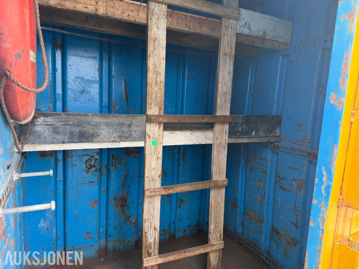 8 fots lagercontainer - låsbar dør og innvendig hylleløsning