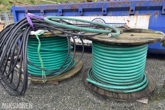Kraftige aluminiumskabler på trommel ca 45mm diameter  – Lengde ca. 20 m + 25 m