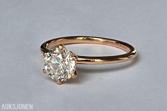 STOR 1.02CT ENSTENS DIAMANTRING I 14K GULL. HELT NATURLIG DIAMANT! TAKSTBREV OG SERTIFIKAT! - 72 timers auksjon