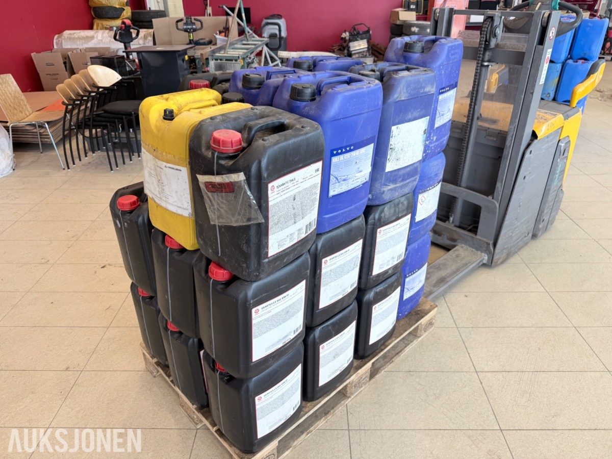 Pall med gir-/akselolje og transmisjonsolje – Volvo, Texaco, Komatsu m.m.