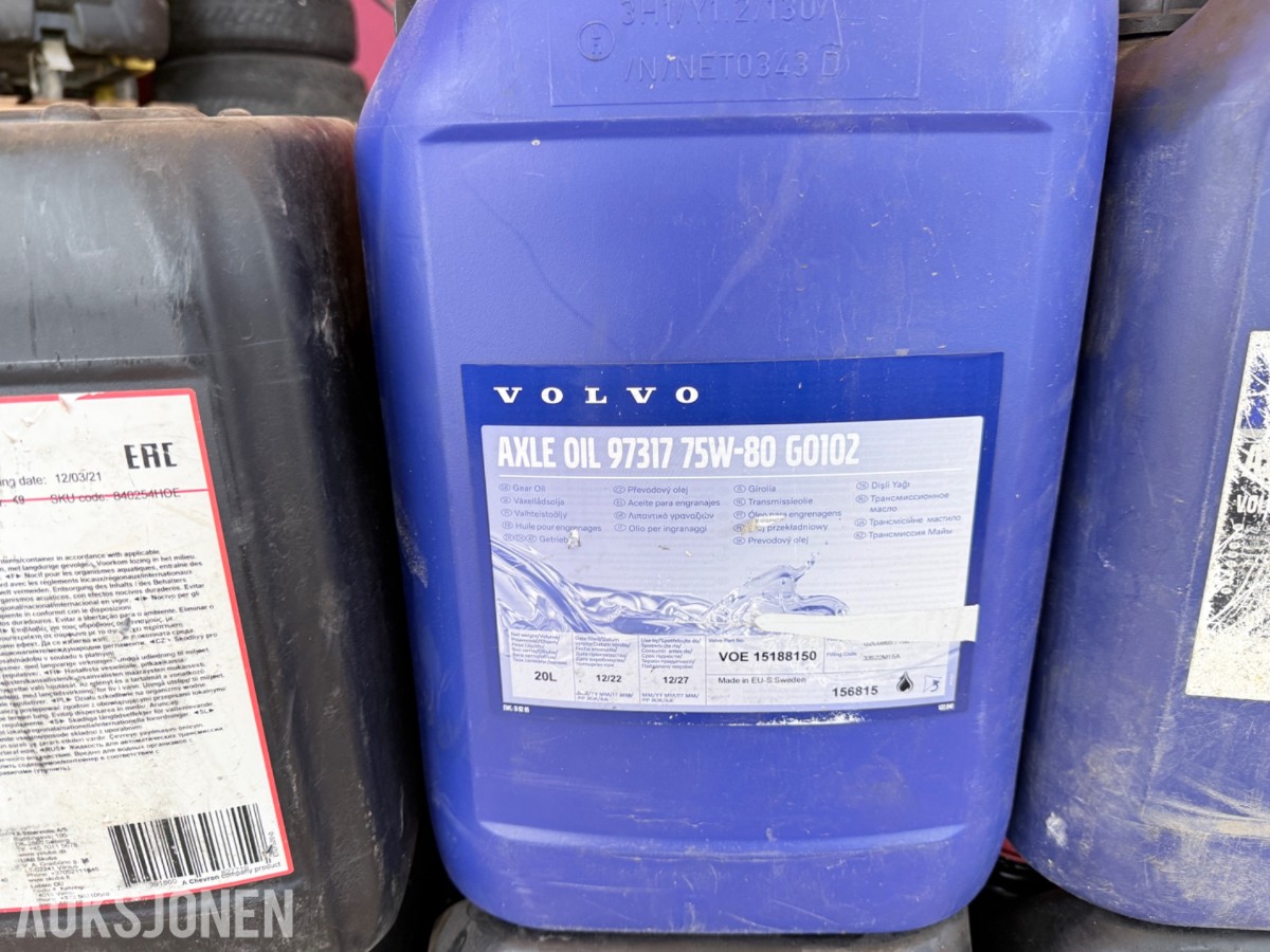 Pall med gir-/akselolje og transmisjonsolje – Volvo, Texaco, Komatsu m.m.