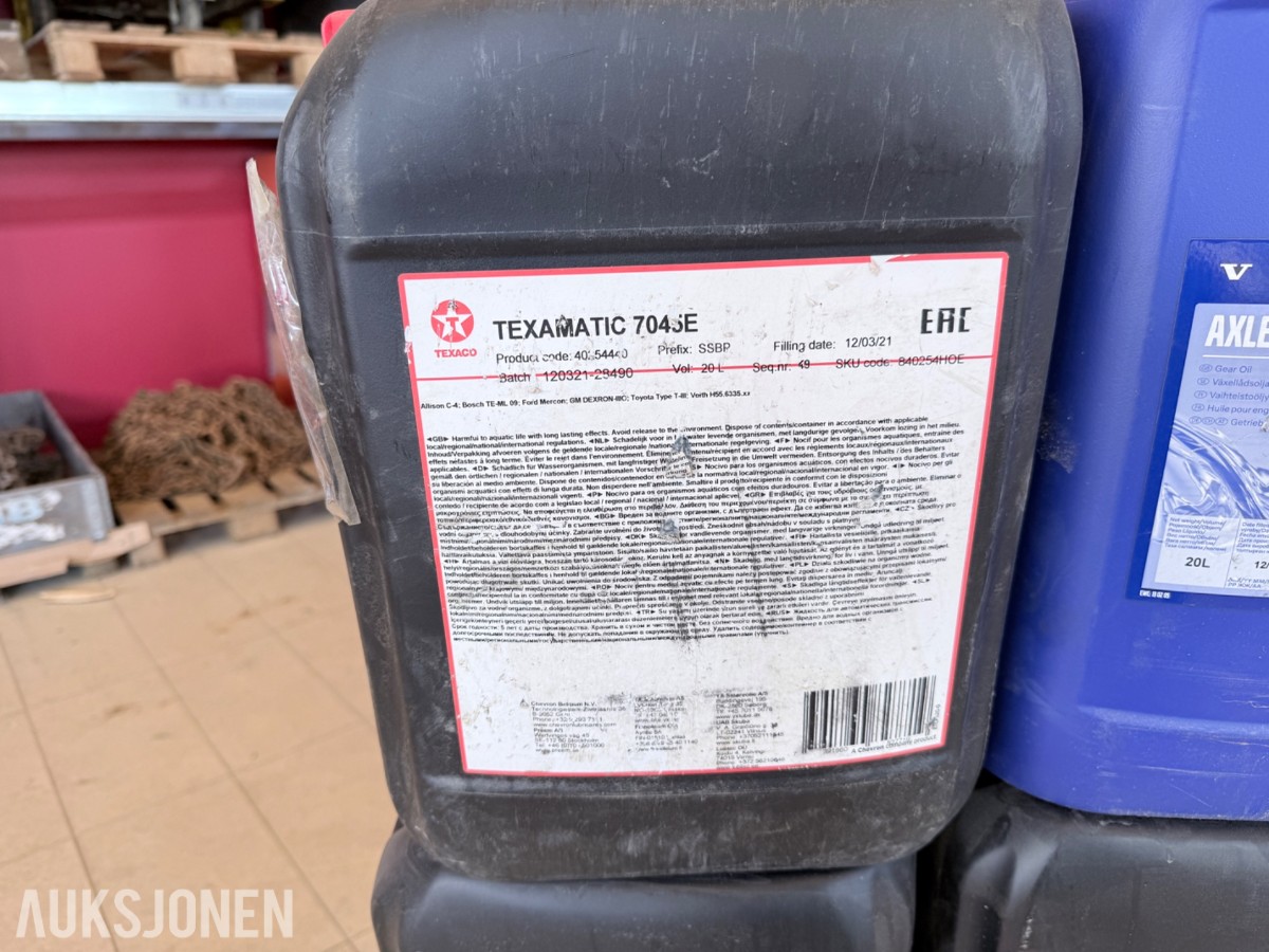 Pall med gir-/akselolje og transmisjonsolje – Volvo, Texaco, Komatsu m.m.