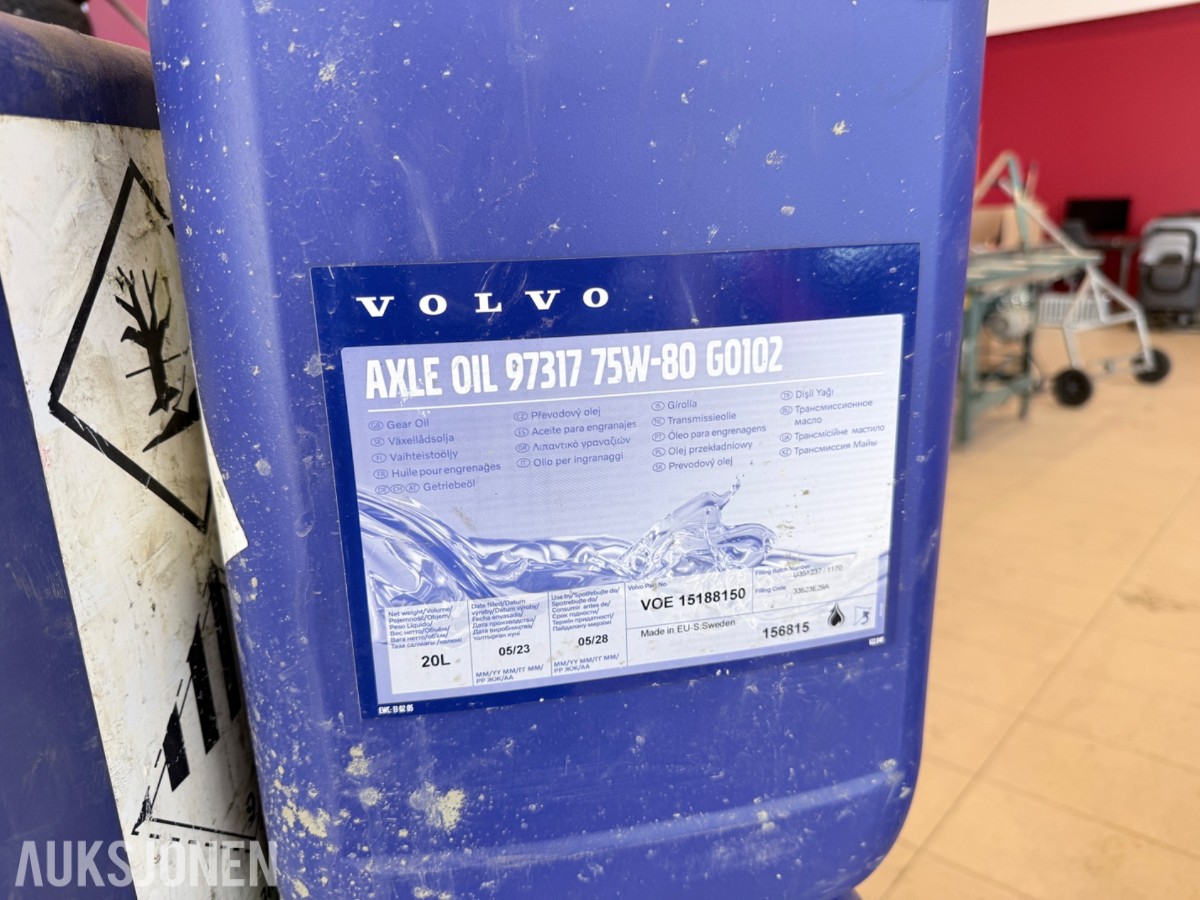 Pall med gir-/akselolje og transmisjonsolje – Volvo, Texaco, Komatsu m.m.