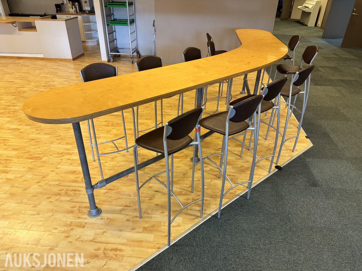 Komplett bar-sett — kurvet industri-barbord + 11 stk barstoler