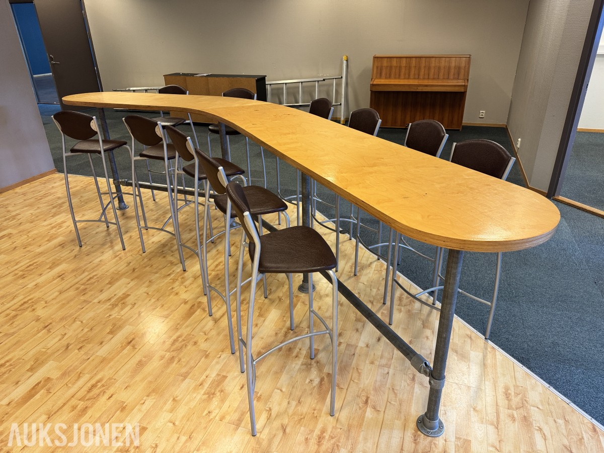 Komplett bar-sett — kurvet industri-barbord + 11 stk barstoler
