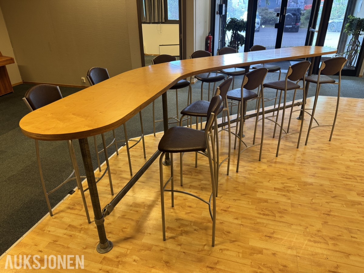 Komplett bar-sett — kurvet industri-barbord + 11 stk barstoler