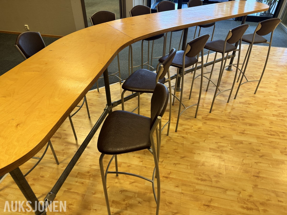 Komplett bar-sett — kurvet industri-barbord + 11 stk barstoler