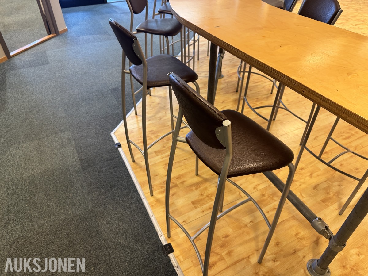 Komplett bar-sett — kurvet industri-barbord + 11 stk barstoler