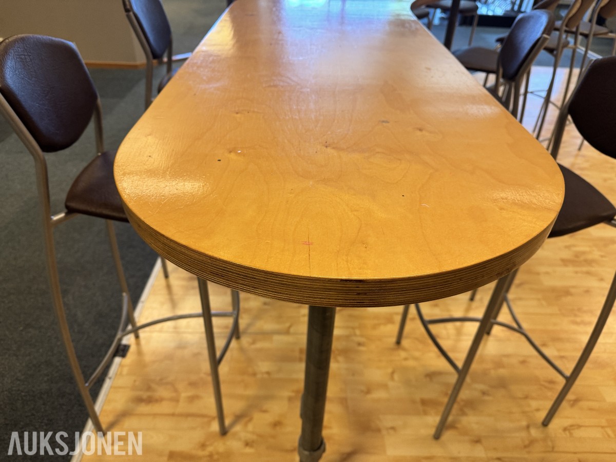 Komplett bar-sett — kurvet industri-barbord + 11 stk barstoler