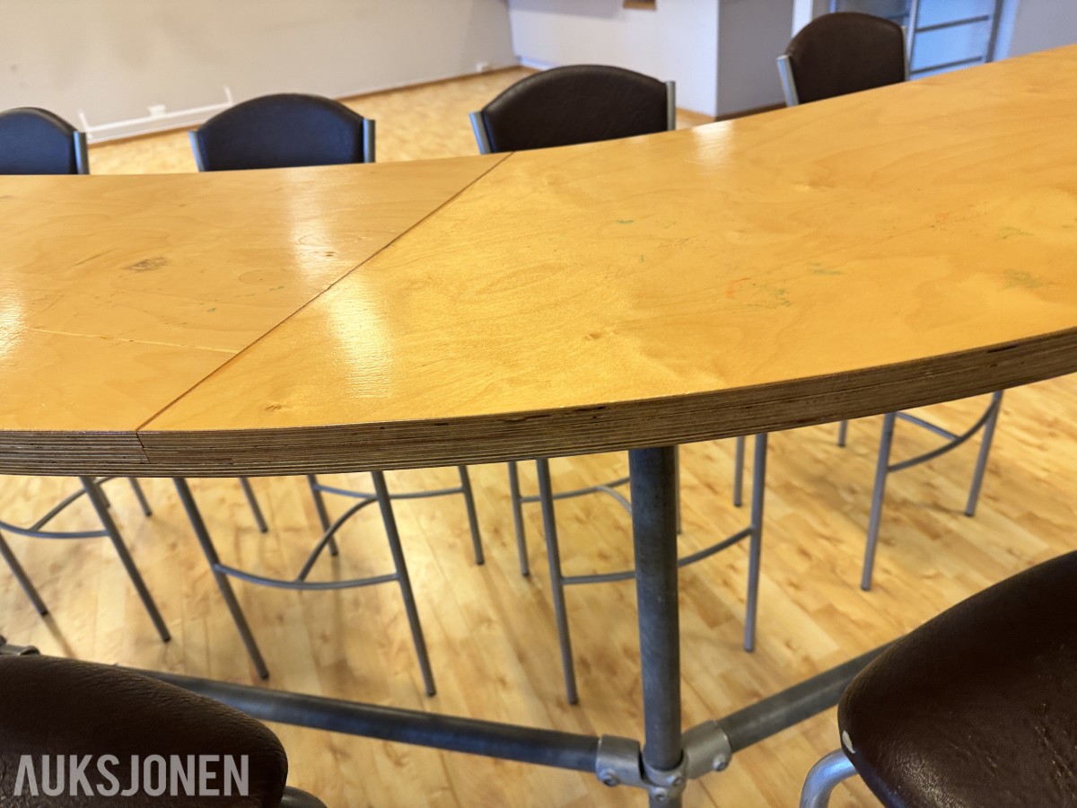 Komplett bar-sett — kurvet industri-barbord + 11 stk barstoler