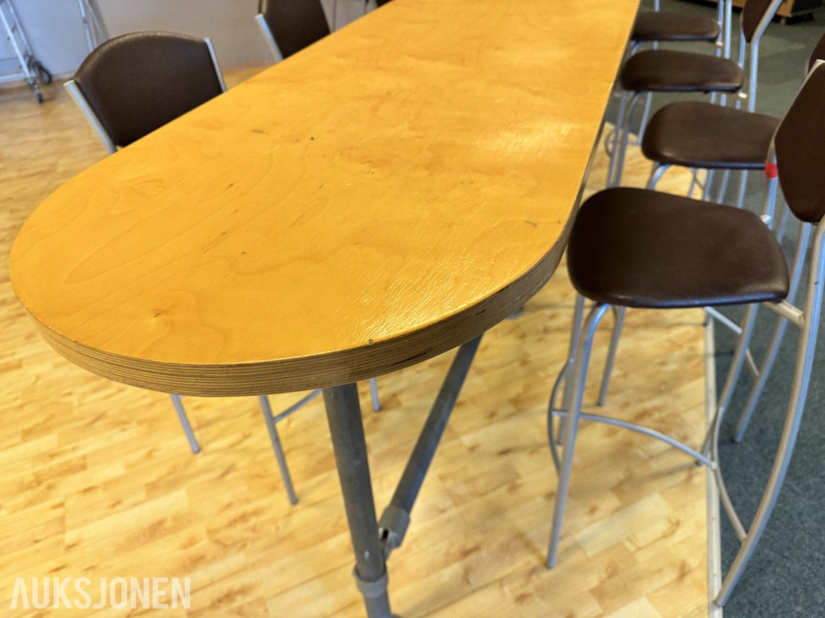 Komplett bar-sett — kurvet industri-barbord + 11 stk barstoler