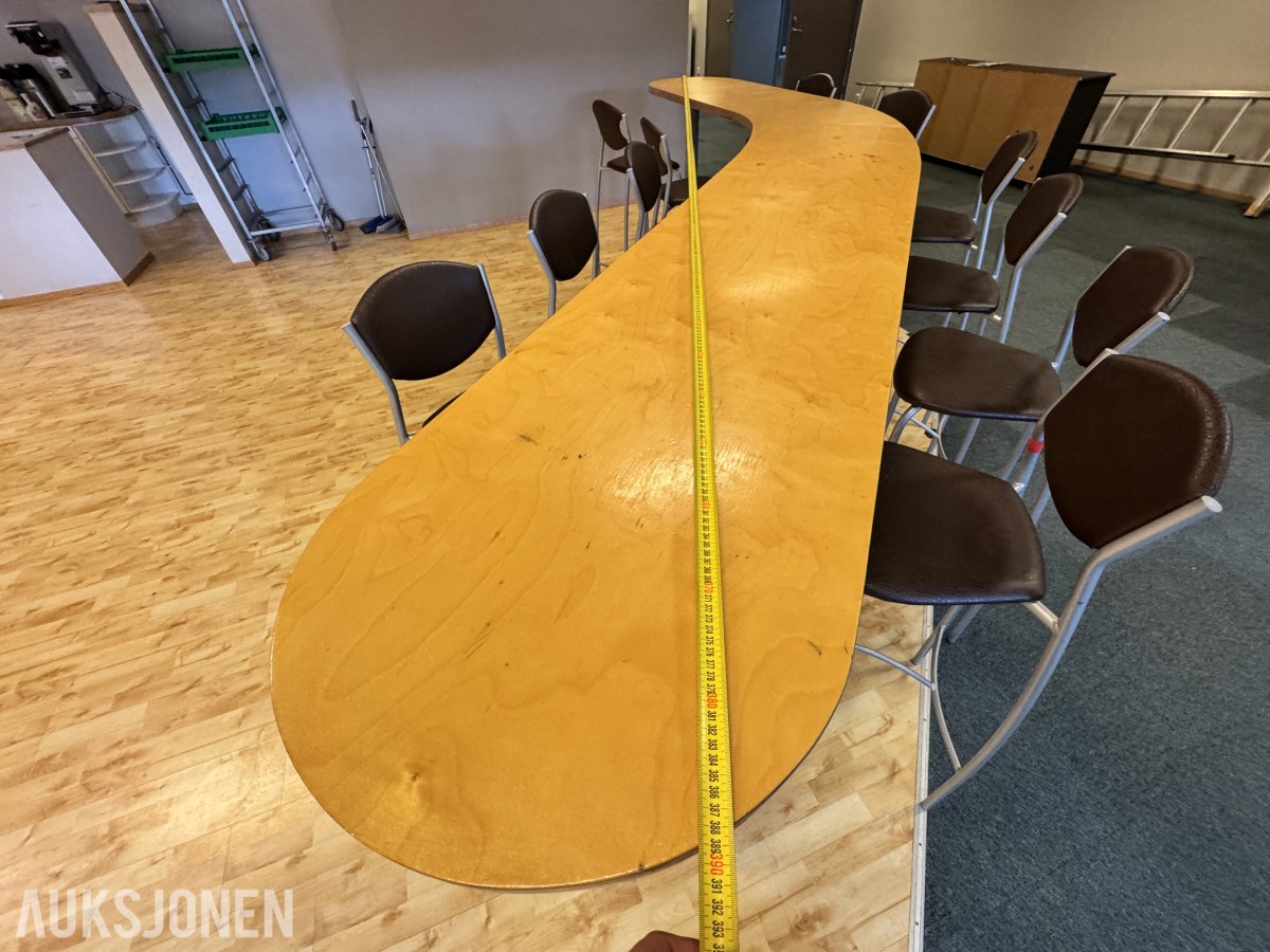 Komplett bar-sett — kurvet industri-barbord + 11 stk barstoler