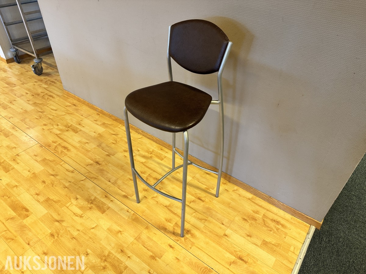 Komplett bar-sett — kurvet industri-barbord + 11 stk barstoler
