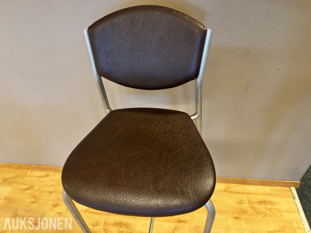 Komplett bar-sett — kurvet industri-barbord + 11 stk barstoler