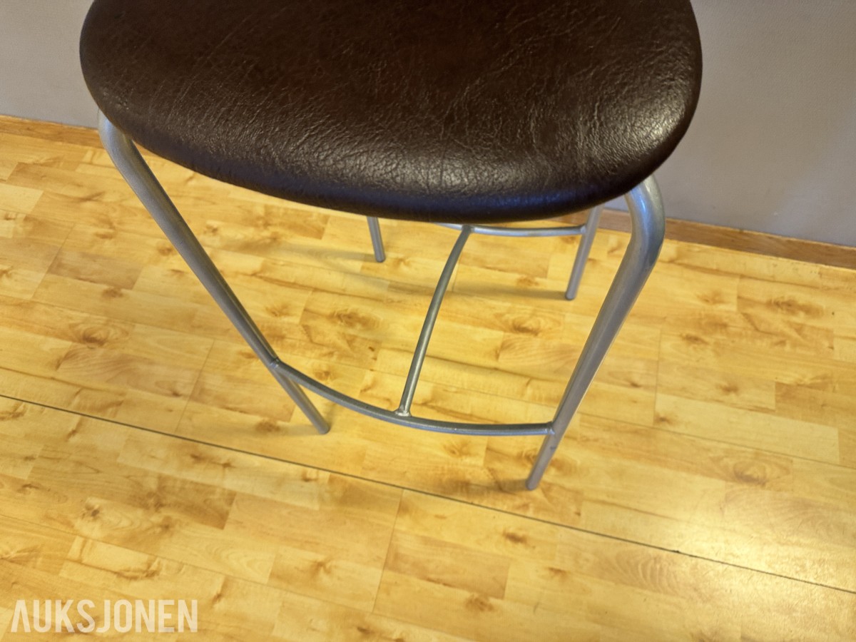 Komplett bar-sett — kurvet industri-barbord + 11 stk barstoler