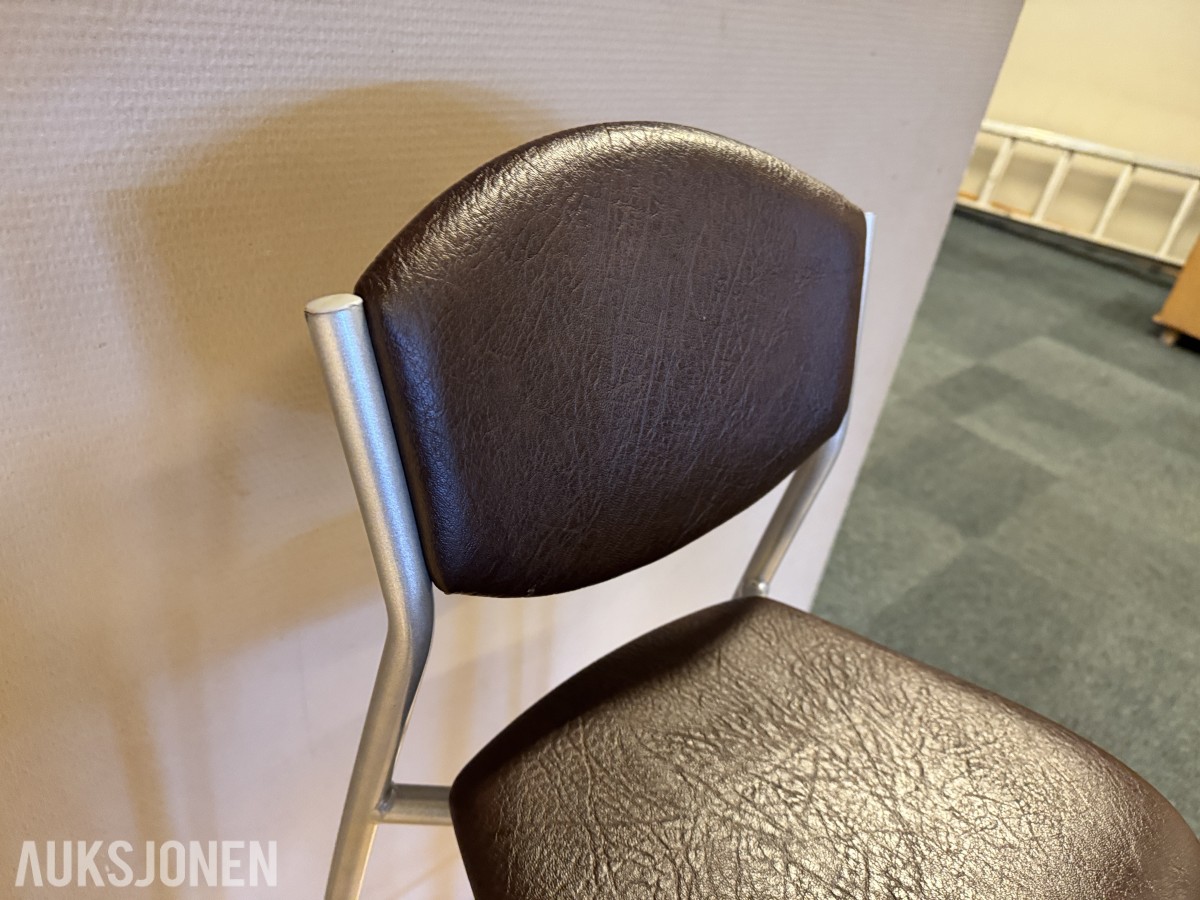 Komplett bar-sett — kurvet industri-barbord + 11 stk barstoler