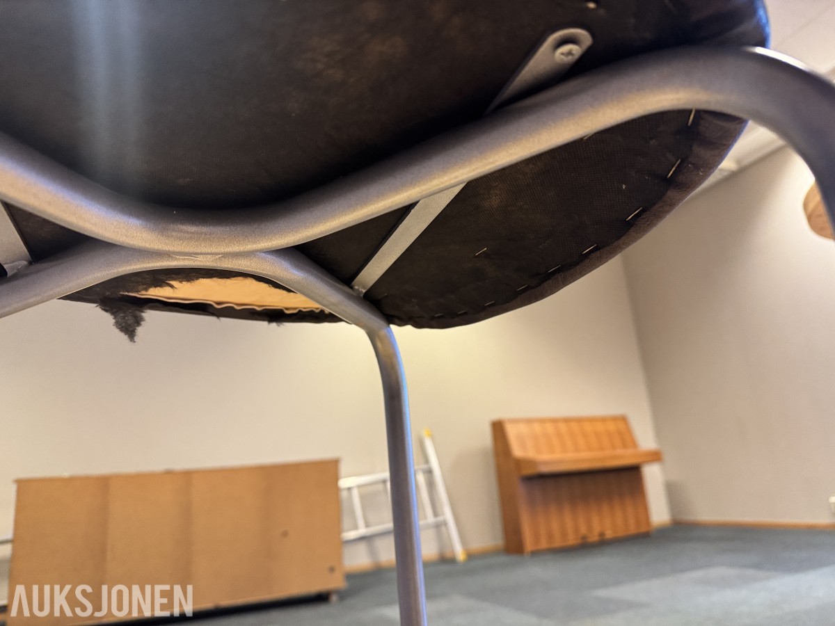 Komplett bar-sett — kurvet industri-barbord + 11 stk barstoler