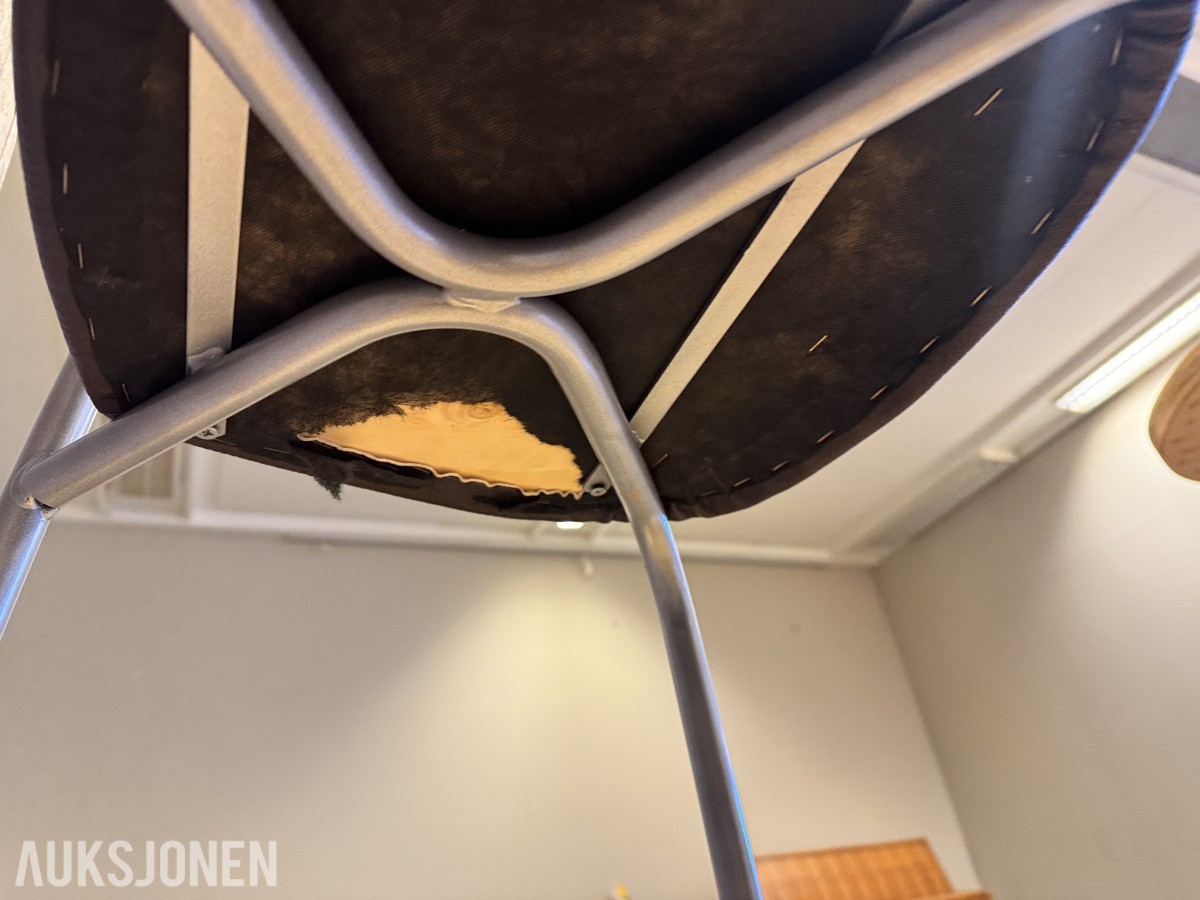 Komplett bar-sett — kurvet industri-barbord + 11 stk barstoler