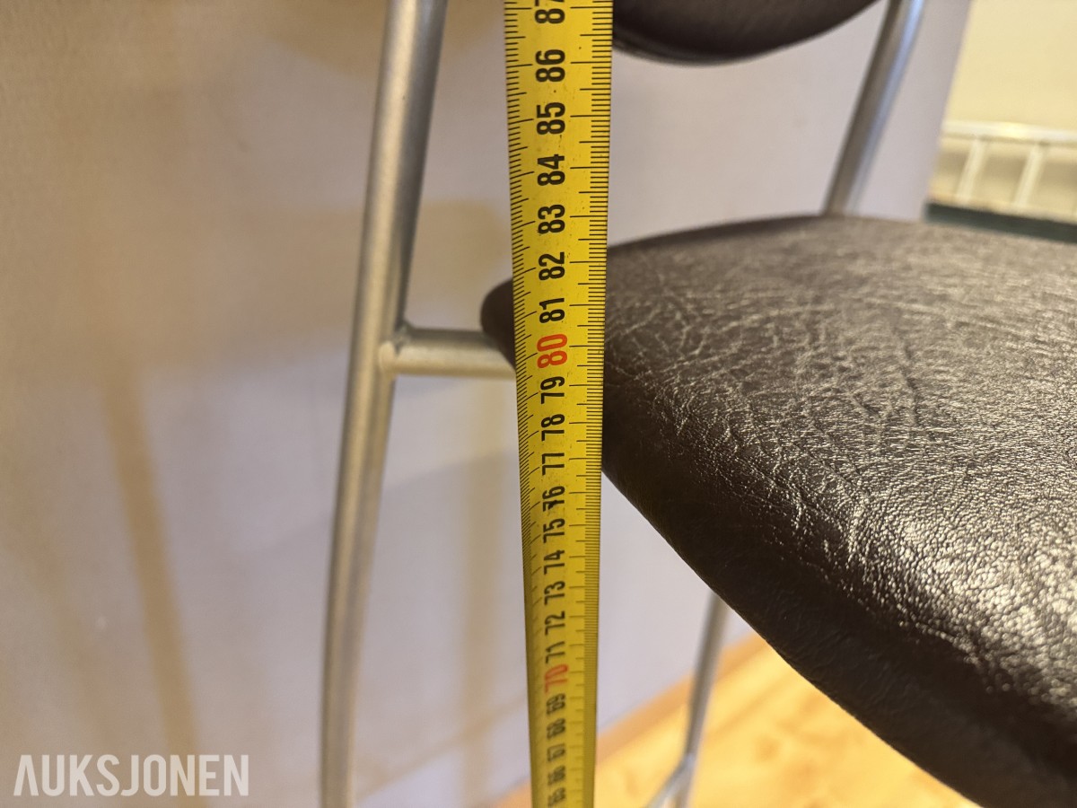 Komplett bar-sett — kurvet industri-barbord + 11 stk barstoler