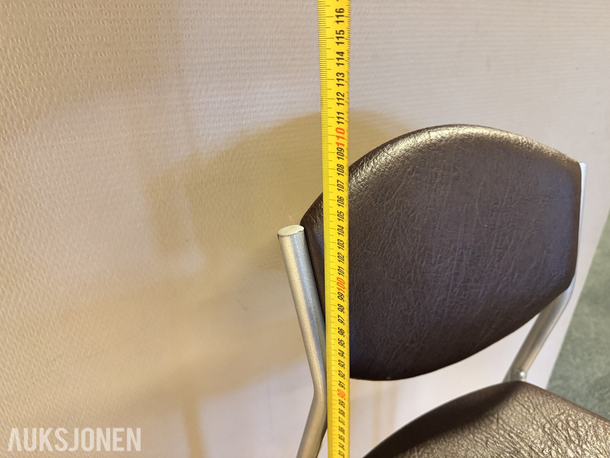 Komplett bar-sett — kurvet industri-barbord + 11 stk barstoler